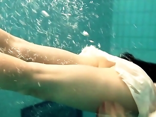 Underwater Hot Babe Petra Swims Naked